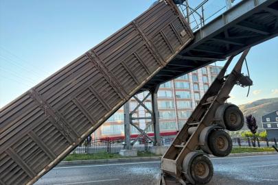 Yozgat'ta tırın açık kalan damperi üst geçide takıldı