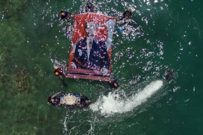 Antalya'da dalgıçlar Kabotaj Bayramı'nı su altında kutladı