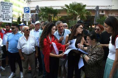 Arnavutluk'ta, Yolsuzluk ve Organize Suçla Mücadele Savcılığı önünde turizm projeleri karşıtı gösteri