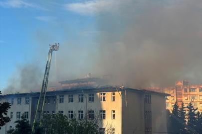 Beylikdüzü'nde okulun çatısında çıkan yangına müdahale ediliyor