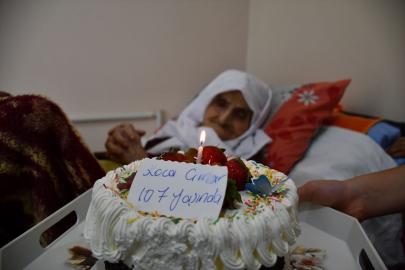 Bilecik'te 107 yaşındaki Hatice Oskay için doğum günü pastası kesildi