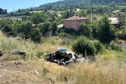Bolu'da otoyolda otomobil şarampole devrildi: 1 ölü, 3 yaralı