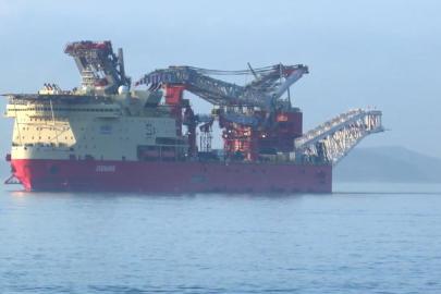 Boru döşeme gemisi 'JSD6000' İstanbul Boğazı'ndan geçiyor
