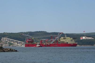 Boru döşeme gemisi, Çanakkale Boğazı'ndan geçti