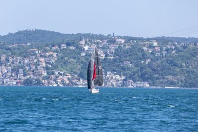 Denizcilik ve Kabotaj Bayramını yelkeniyle boğazdan geçerek kutladı