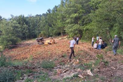 Devrilen traktörün altında kalan sürücü öldü