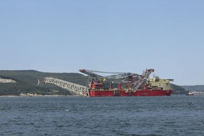 Doğal gaz boru hattı döşeme gemisi Çanakkale Boğazı'ndan geçti