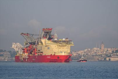Doğal gaz boru hattı döşeme platformu İstanbul Boğazı'ndan geçiş yaptı