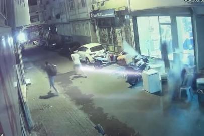 Fatih'te 4 katlı binadan beton parçalarının düştüğü anlar kamerada