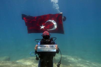 Fethiye'de dalgıçlar Denizcilik ve Kabotaj Bayramı'nı deniz dibinde kutladı