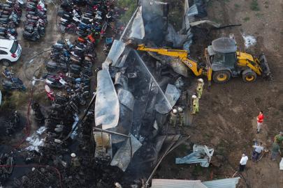 İzmir'de yediemin otoparkında çıkan yangında 62 araç zarar gördü