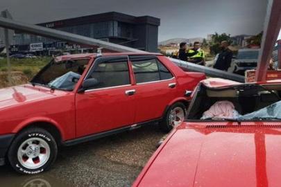 Kırıkkale'de korkunç olay: Elektrik direkleri Tofaş'ın üzerine devrildi