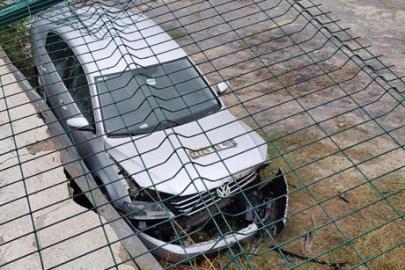 Zeytinburnu’nda şaşkına çeviren kaza! Park etmek isterken otomobiliyle 3 metre yükseklikten boş araziye düştü